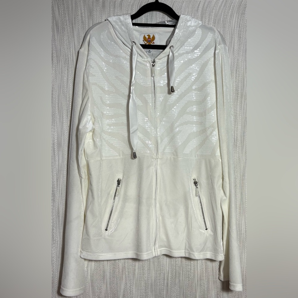 Elegant White Hooded Jacket with Zipper Pockets